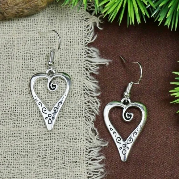 💙Hollow out heart pendant necklace & drop earrings. - Picture 3 of 5